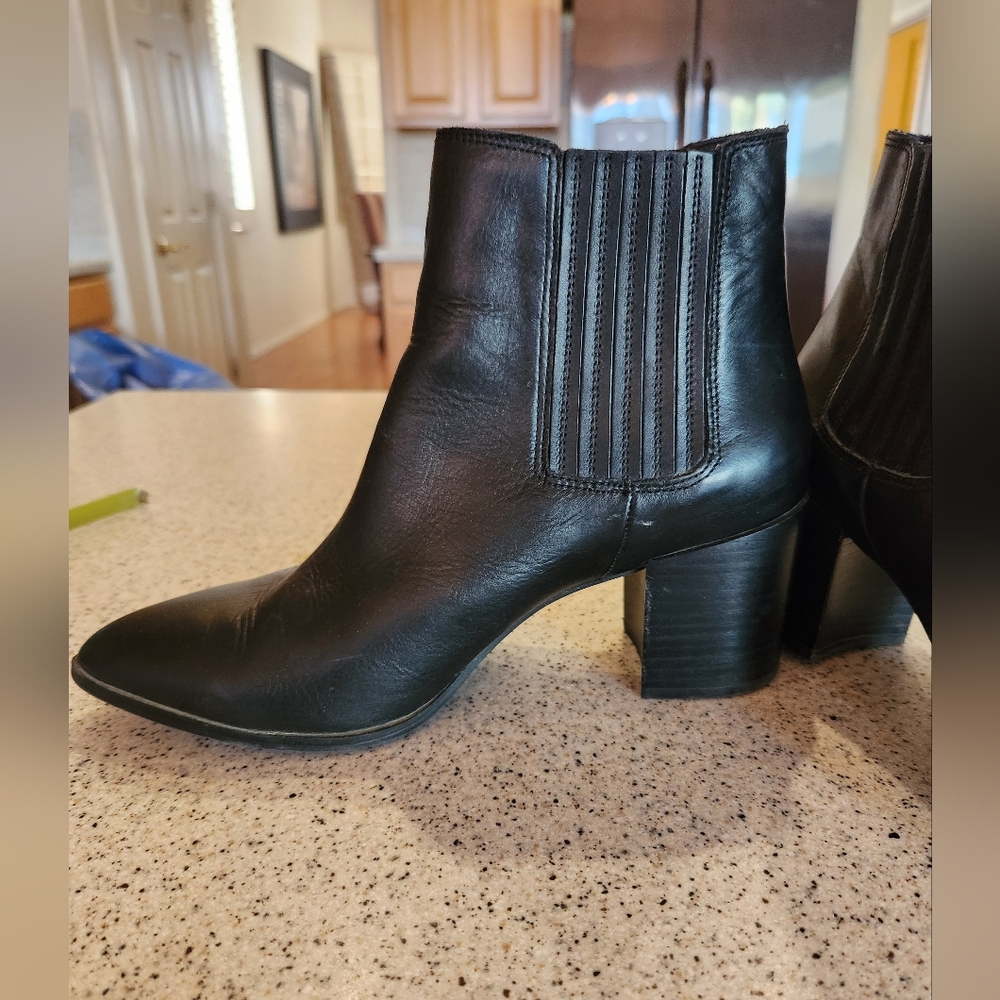Sz 9 EUC steve madden chunky heel booties